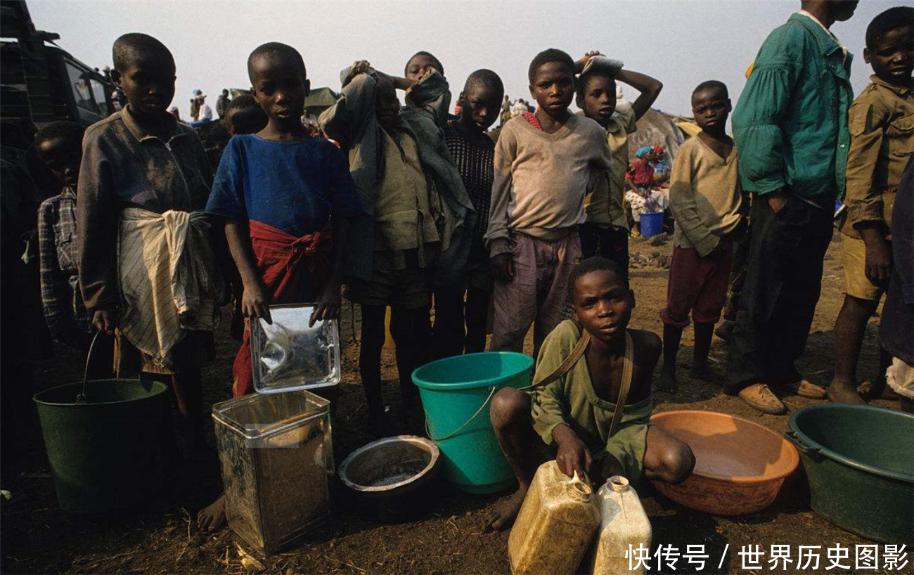 游客非洲旅游，被当地小孩强行要钱，导游：都是中国游客惯出来的