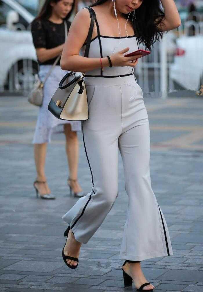 街拍: 能把宽松的衣服穿得这么紧, 有种不一样的美