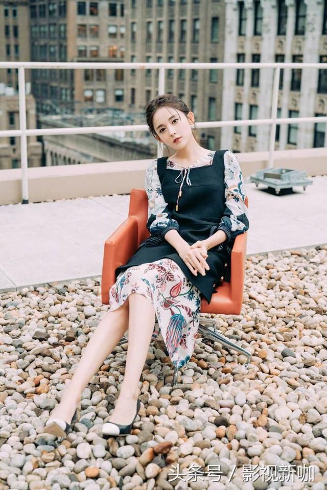 28岁金晨撞脸26岁娜扎输得很惨？网友：宅男杀手可不是白叫的