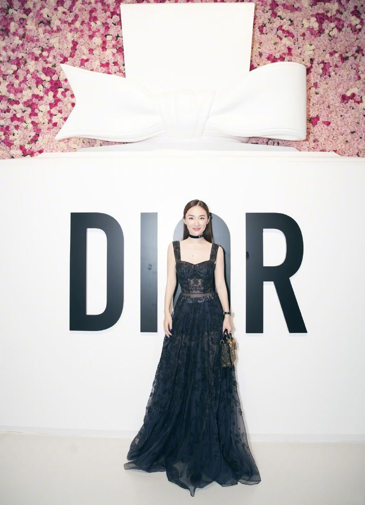 霍思燕真敢穿，吊带裙短到坐着都不方便，网友：杜江心真大！