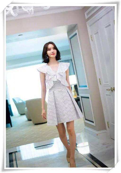 林允儿太个性!穿一条蕾丝睡衣就走红毯?网友:韩星的时尚我不懂