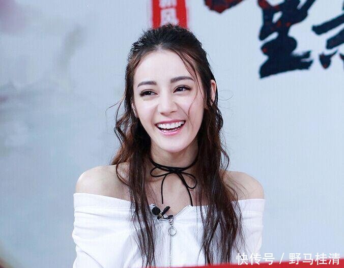 21岁关晓彤和26岁热巴同时撞衫, 一个美如女神, 一个却像路人!