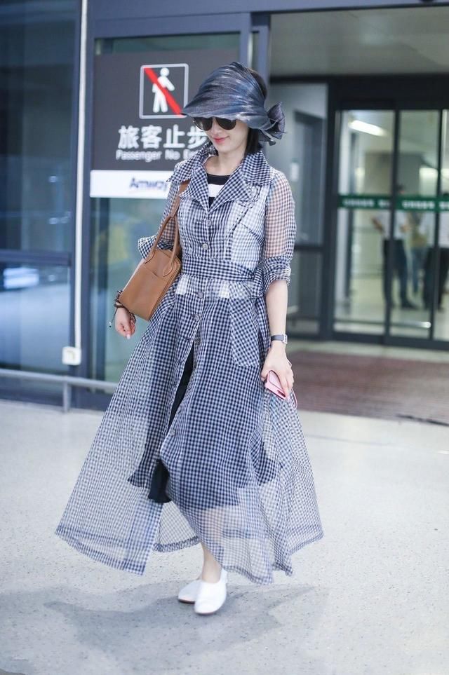 黄圣依被造型师坑惨，粉色裙子好像乡村大妈！