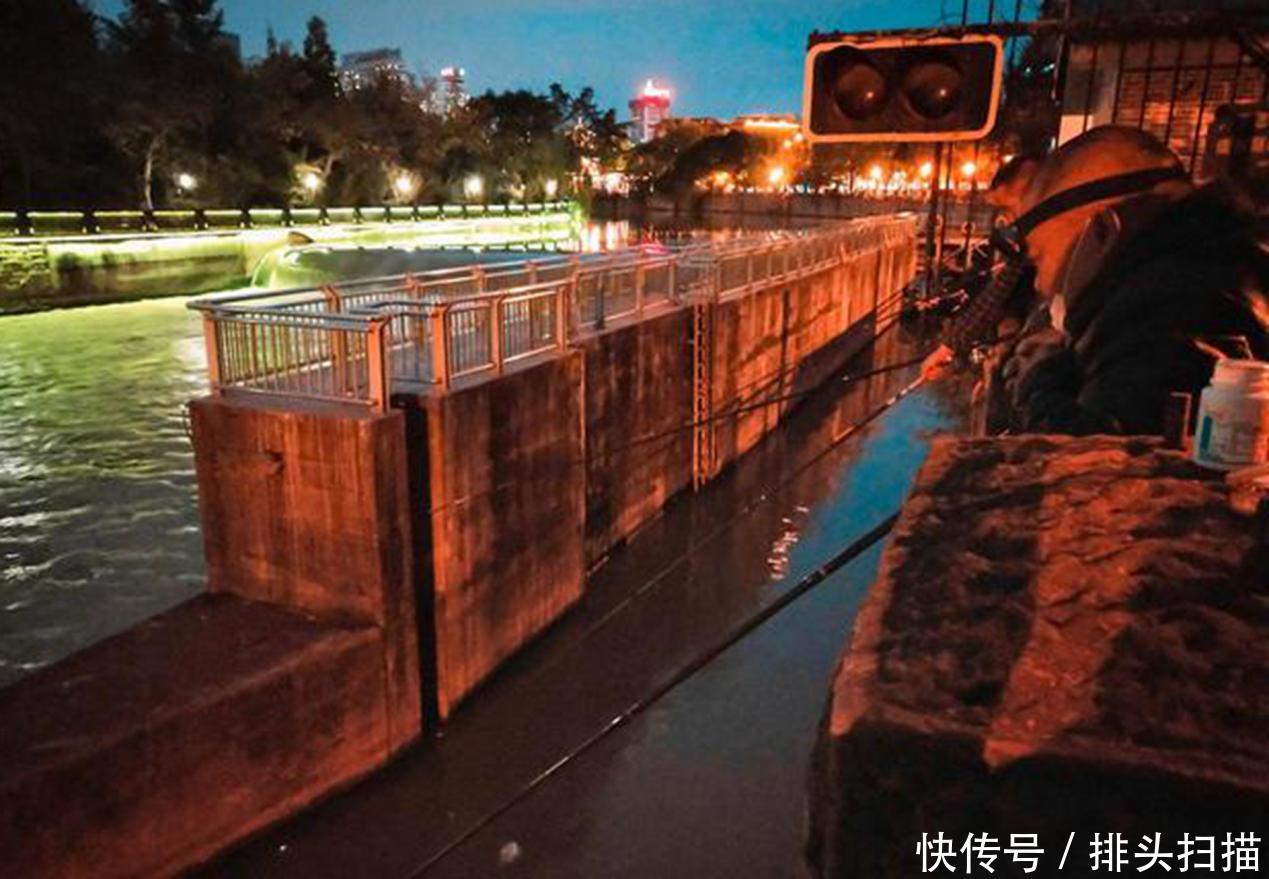  垂钓：罔顾禁渔期！锦江夜钓开启游击战，城管来了也不怕，追责就躺地上