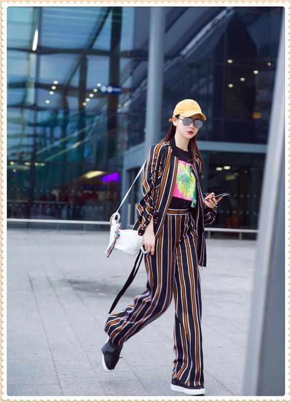 当江疏影和戚薇同穿棕色条纹裤，才知道仙气和霸气的差距有多大!