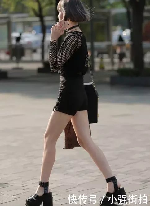 性感气质小姐姐，独特的穿衣风格让小姐姐时尚范儿十足，修长的美