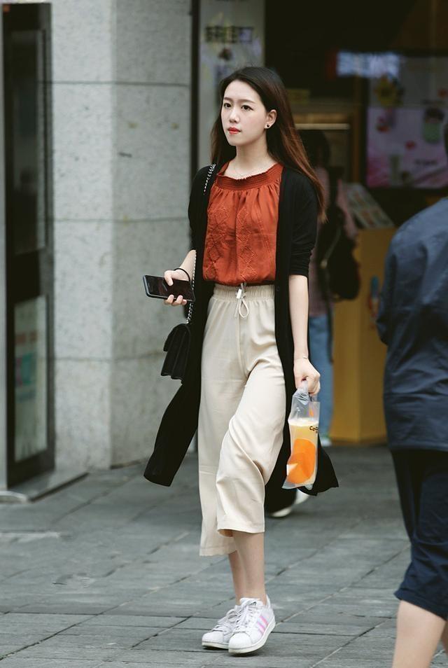 『气质』街拍:气质很好的美女,身材苗条有致,很是招人喜欢