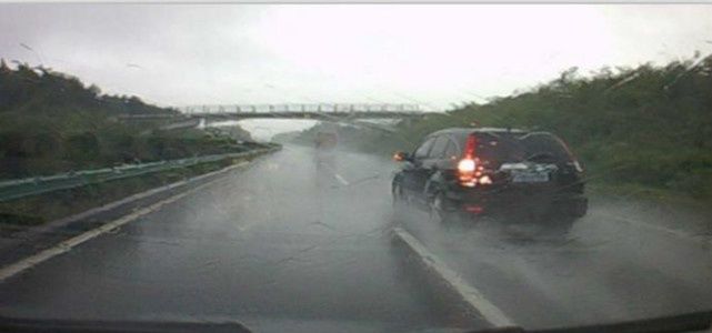 在高速上遇到暴雨是继续开车还是停在应急车道上？交警：不懂很亏