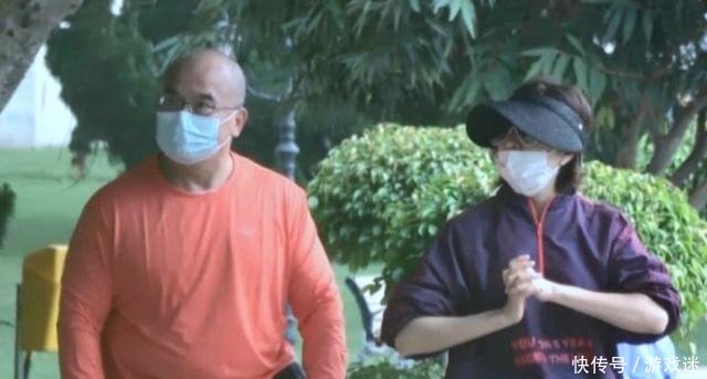  [富商]从富商“收割机”到独立富婆，关之琳带俩保姆遛狗，光头男伴左右