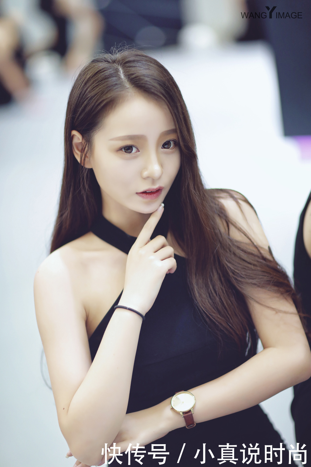 街拍:车展休息室里车模小姐姐,个个大长腿,白花花一片！!