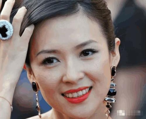 挡不住的尴尬瞬间，口红粘牙都是小事，她的睫毛都掉在脸上