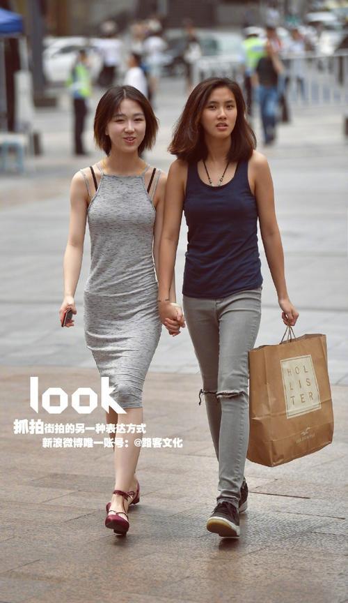 路人街拍：两位小姐姐是学生妹吧，清新稚嫩的性感穿搭也很美丽