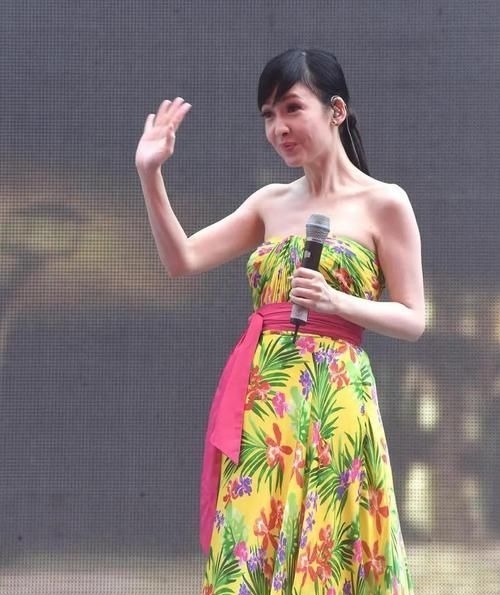 [ 脸部]抹胸印花连衣裙亮相，脸部皱纹好真实，“冻龄女神”周慧敏也老了