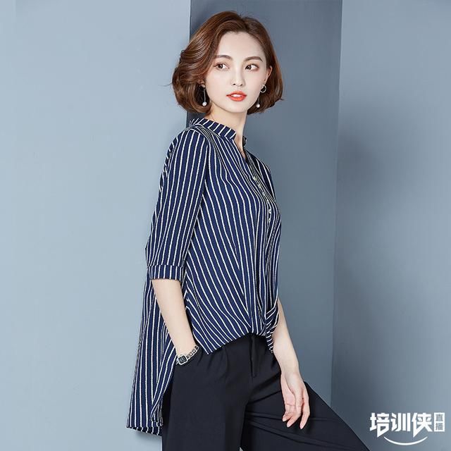 天热了！怕热女人尽量少穿连衣裙，多学下面女人这样穿小衫，很美