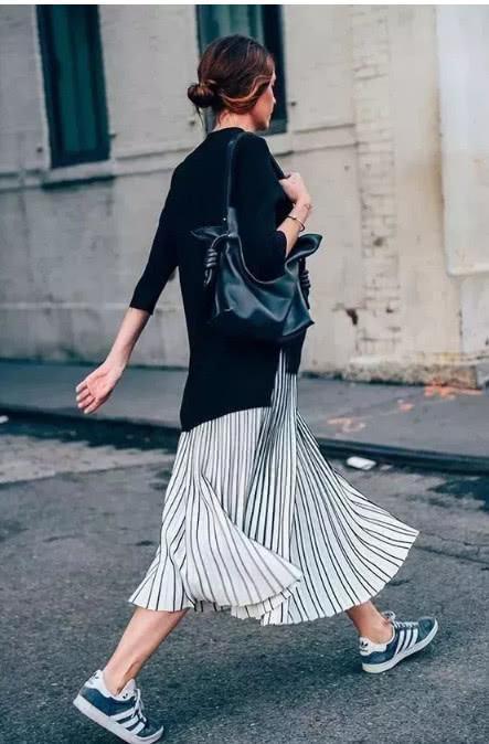 高跟鞋+短裙？高跟无能的人都转投平底鞋了，一点不差！