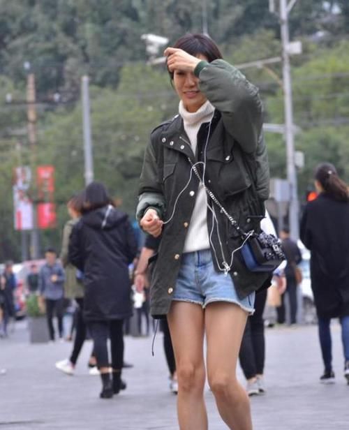  『短袖』街拍：身材高挑的美女，一件白色短袖配黑色短裤，时尚魅力气质