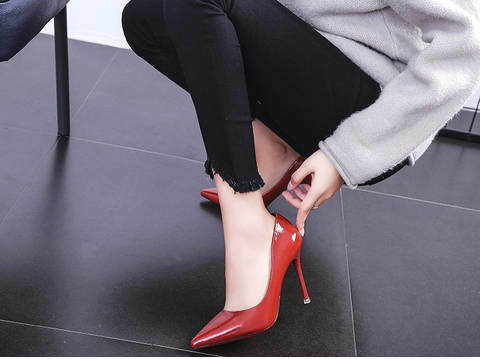 细微纹亮皮与酒杯跟结合的高跟鞋，性感又成熟