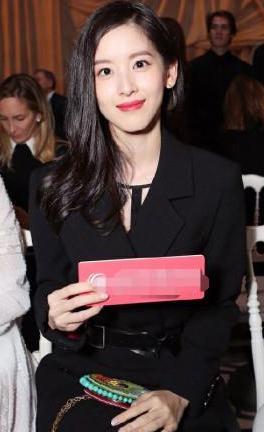 有一种痛苦叫穿错鞋！章泽天的鞋跟竟长在鞋子中间，你要怎么走路