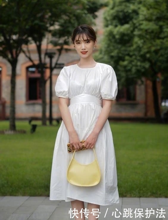 气质|炎炎夏日,美女穿白色连衣裙上街,穿出清凉效果和清新唯美气质!