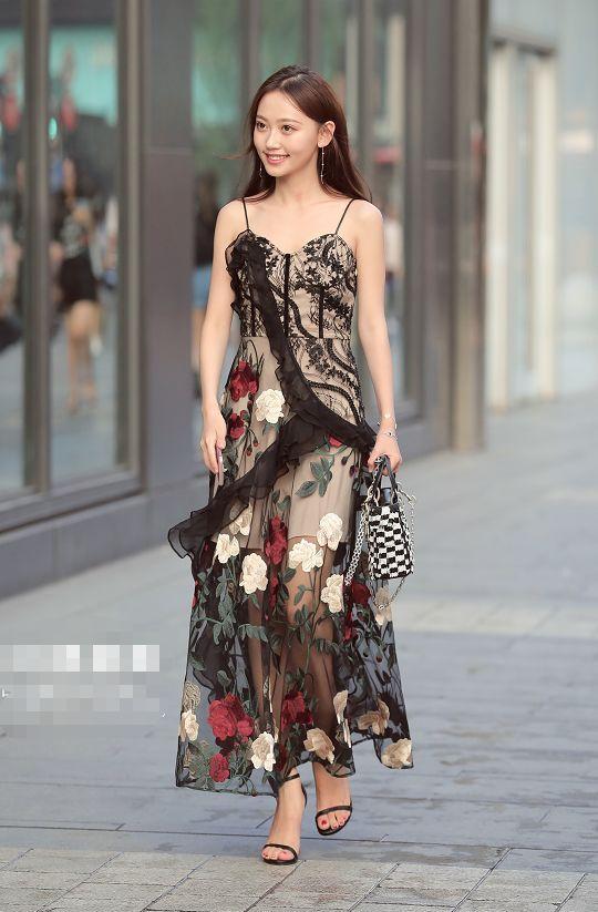 街拍：美女穿薄纱款衣服，朦胧间的“性感”，真是“惹眼”又拉风