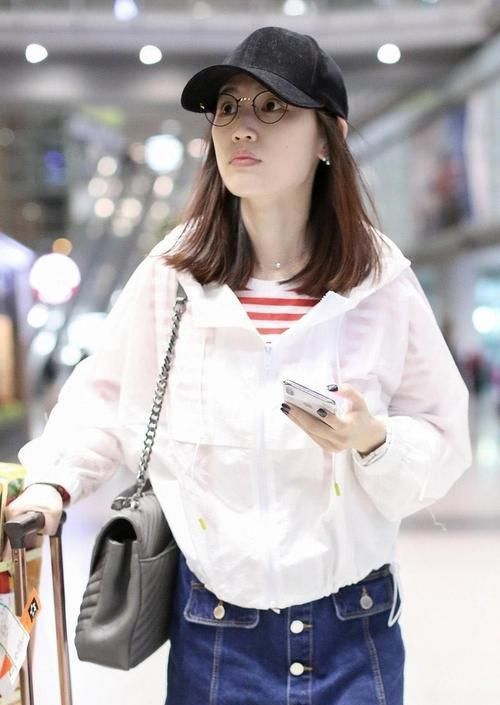  『成熟女性』33岁马蓉穿搭真少女！白色外套搭配牛仔半身裙清新简约，洋气减龄