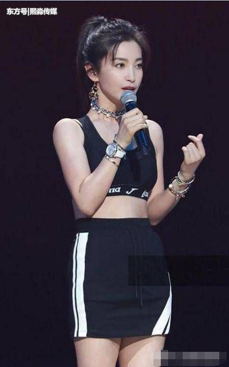 45岁李冰冰真敢穿!高跟鞋里面竟然穿袜子，网友:一般人穿不来