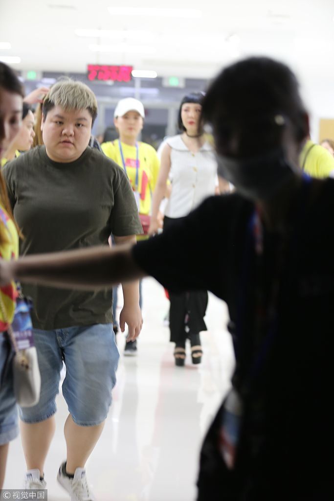 吴莫愁顶“埃及艳后”发型出场摆高冷扑克脸  获工作人员搭手护主