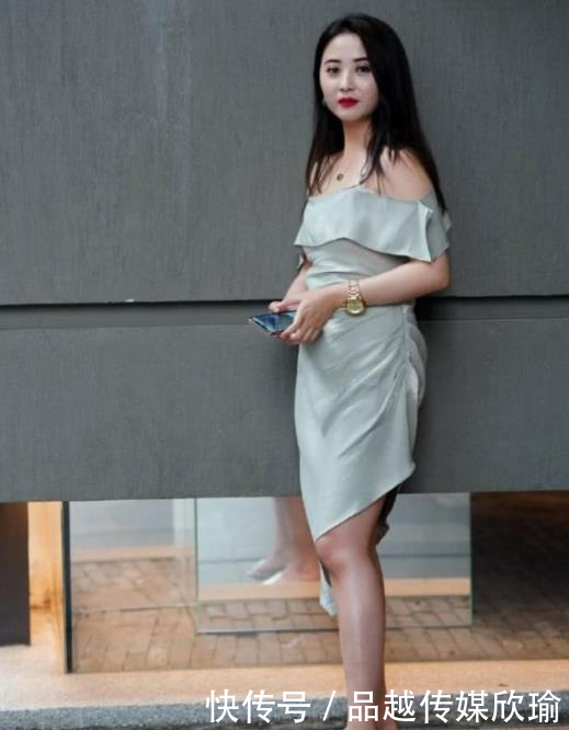 【很棒】街拍:动感十足的紧身裙小姐姐,身材很棒,充满女神气质