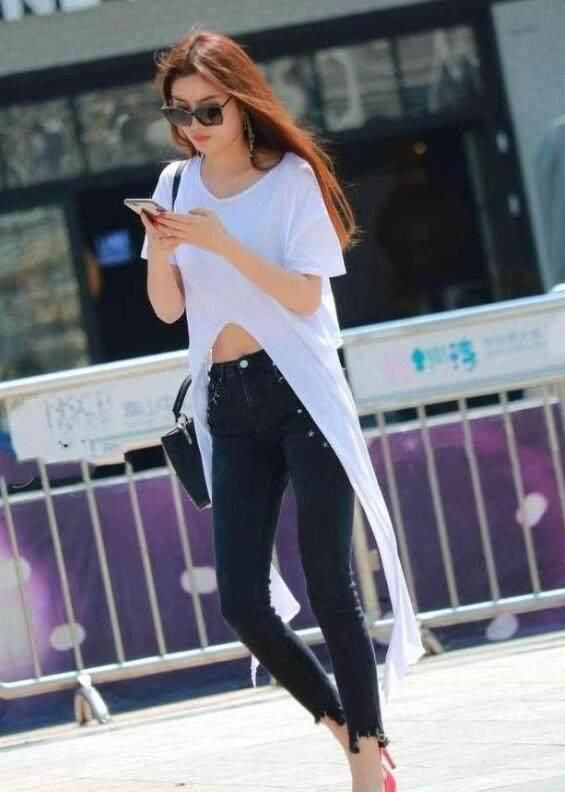 牛仔裤尽显迷人曲线，路边的阿姨都忍不住多看了两眼