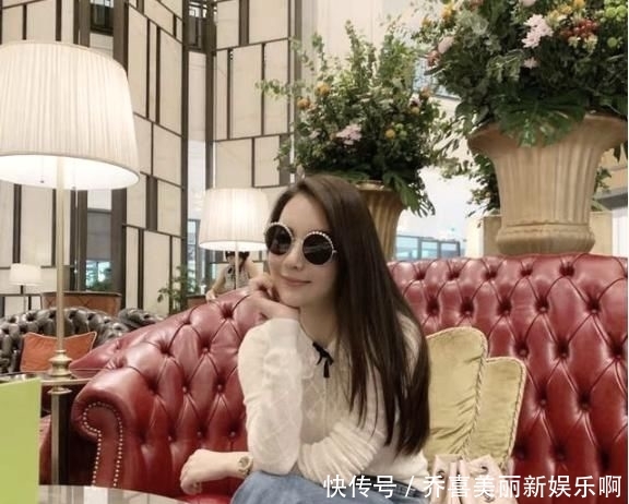 采用@清新靓丽的搭配风格,展现多元化穿搭品味,展现十足魅力