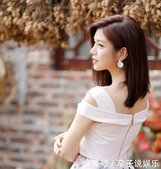 陈妍希这抹胸裙的长度好尴尬, 网友: 竟也敢穿出门