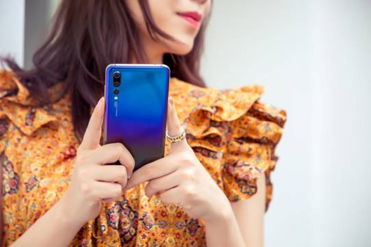 圈粉了时尚博主 华为P20新色的吸引力在哪