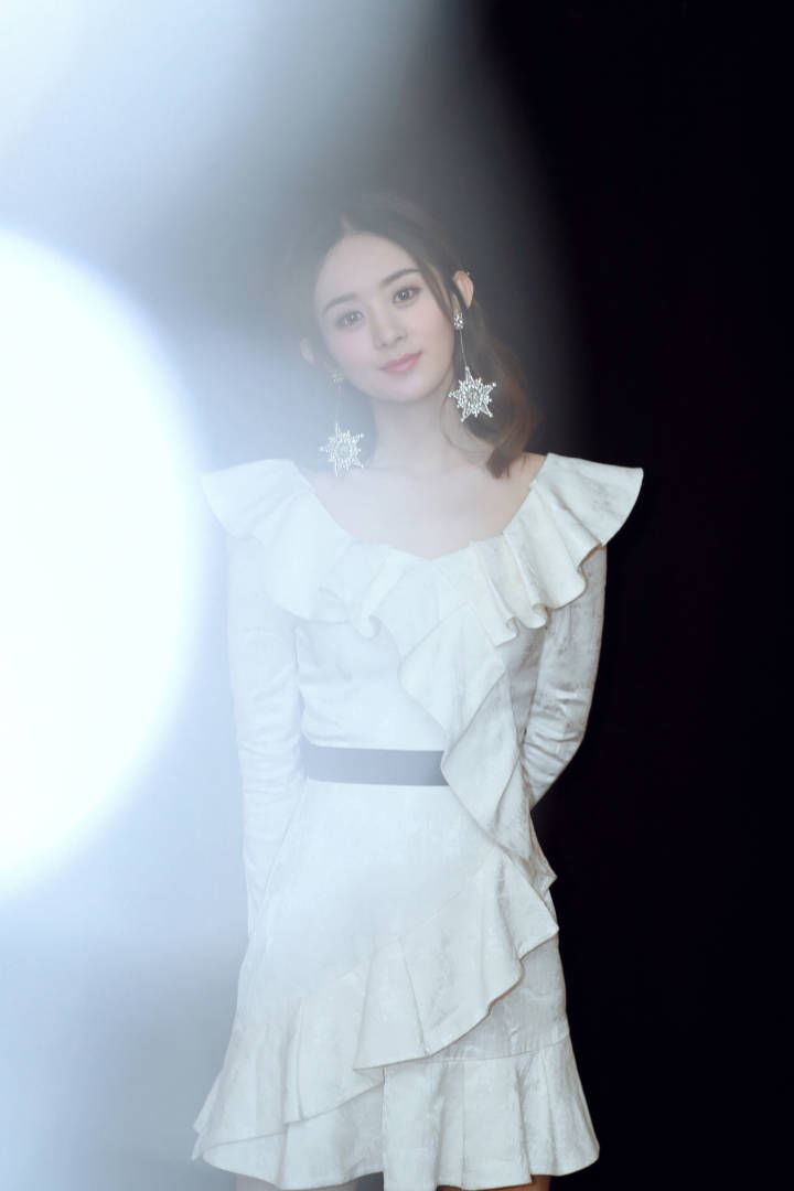 赵丽颖身穿白色荷叶边连衣裙出席活动，甜美优雅似公主