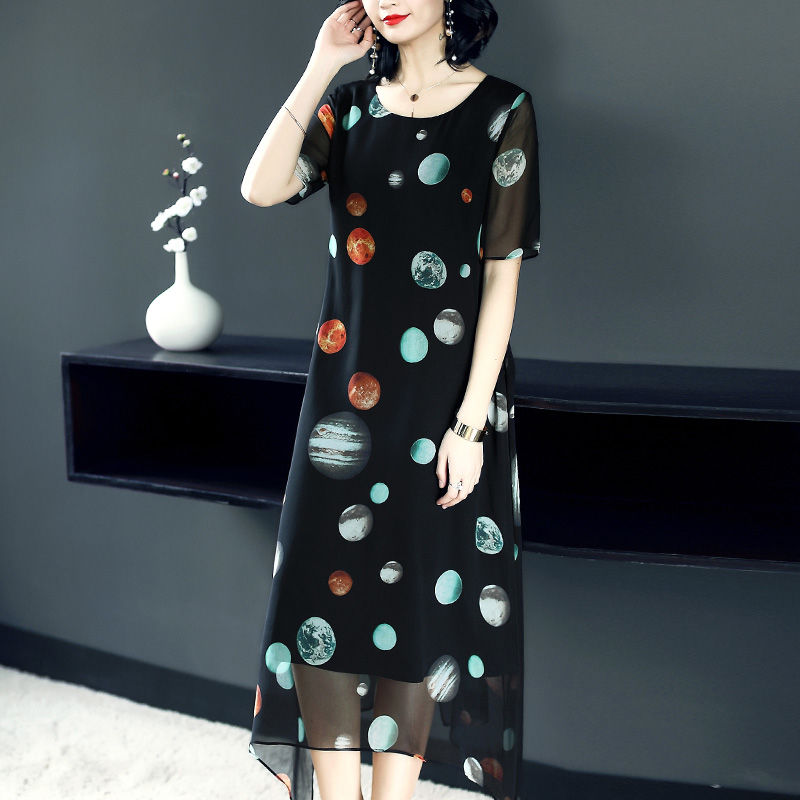 48岁女人穿衣不要选大码，显嫩的就是穿紧身连衣裙，上身太美了