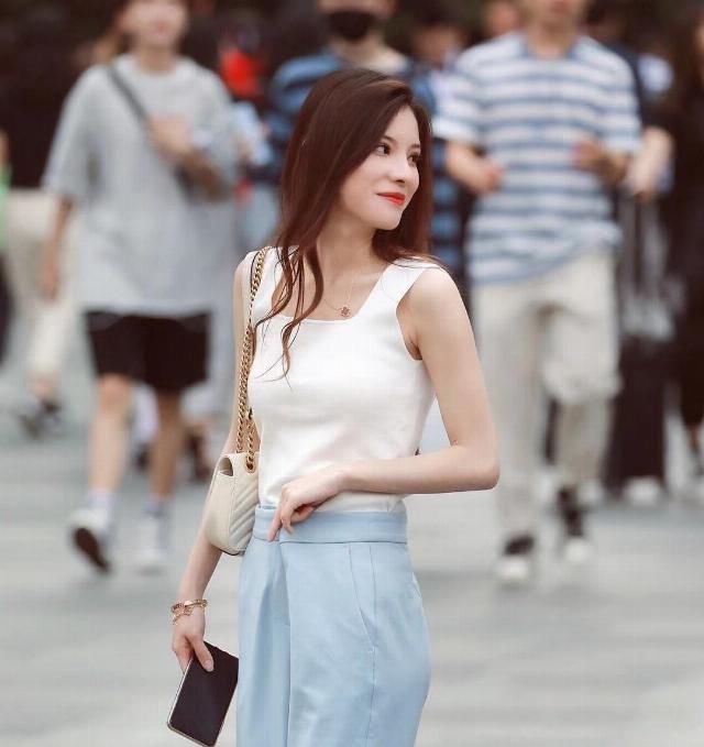  「气质」气质优雅的小姐姐，一件白色上衣搭配裤子，简单又好看