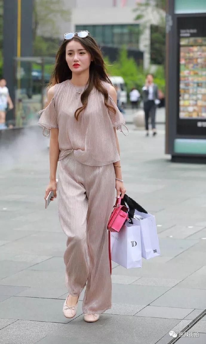 街拍:长相气质俱佳的魅力美女，背影更加迷人