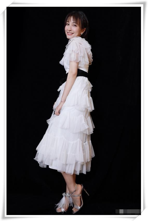 吴昕不过穿了一条喇叭裤，就腿长1米8，果然遮住小短腿就美炸了！