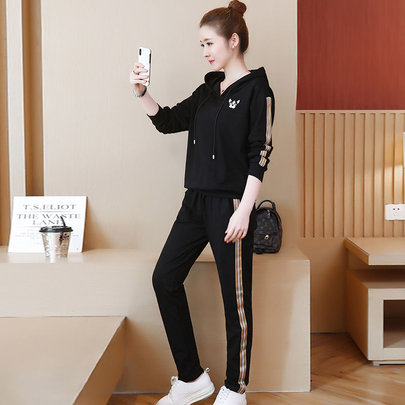 今年流行的运动套装，穿上年轻15岁，上身减龄洋气美极了