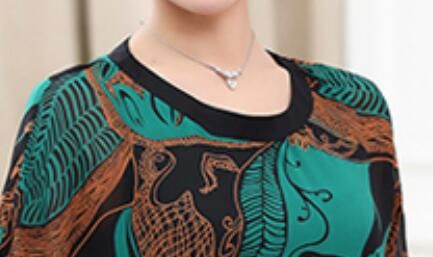 女人过了50岁，千万别穿太老气!瞧瞧下面女人穿的啥，真的很美