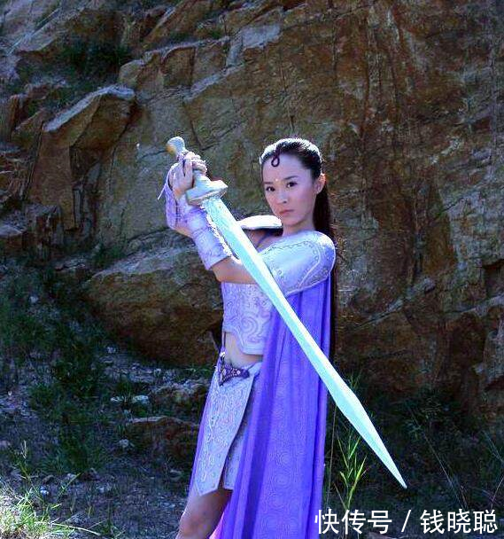 七仙女变身准备大战的时候很帅气，现在才发现穿的竟然是短裙靴子