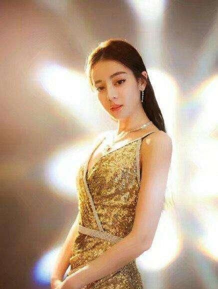 当迪丽热巴撞衫气质美女江疏影，竟然还是热巴赢了