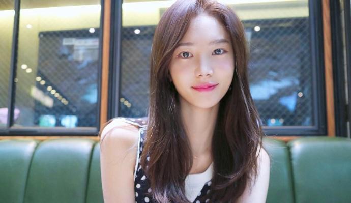 路人街拍,颜值高、身材好,这样的小姐姐喜欢吗