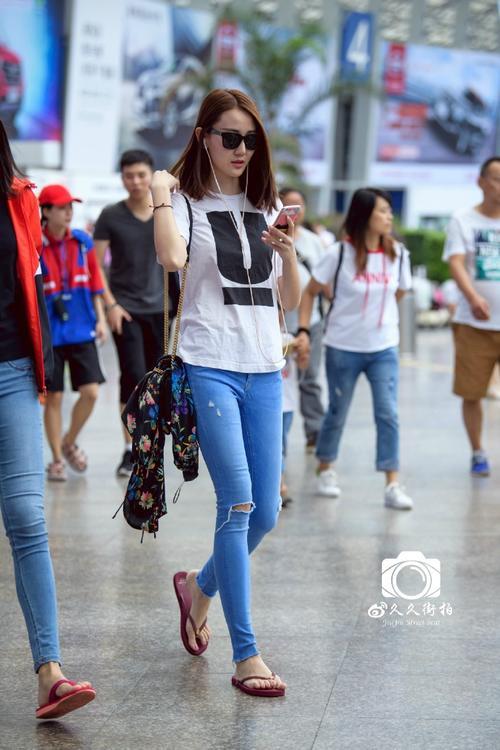 路人街拍:长发小姐姐的粉色凉鞋真有个性,绳子绑到膝盖了