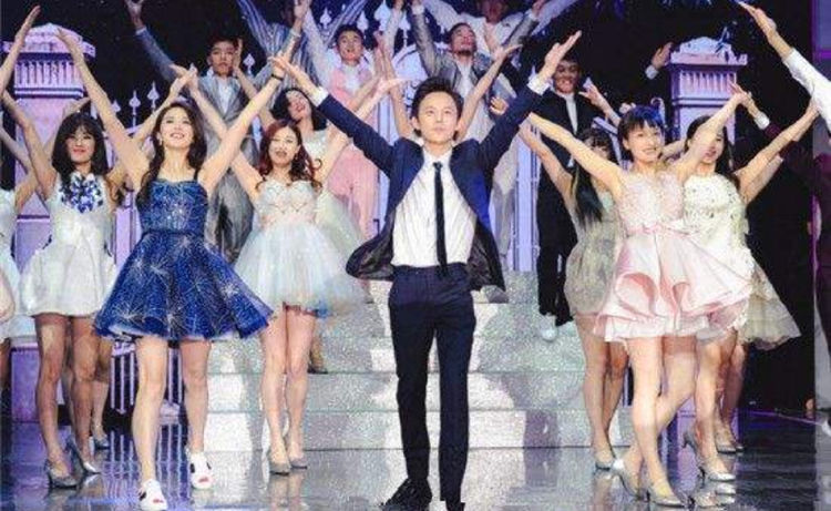 为什么电视上那些女主持人，在节目中都光着脚穿高跟鞋？