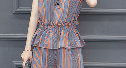 现在的小姐姐真会搭，出门旅游穿这“娃娃衫”，贼白嫩减龄