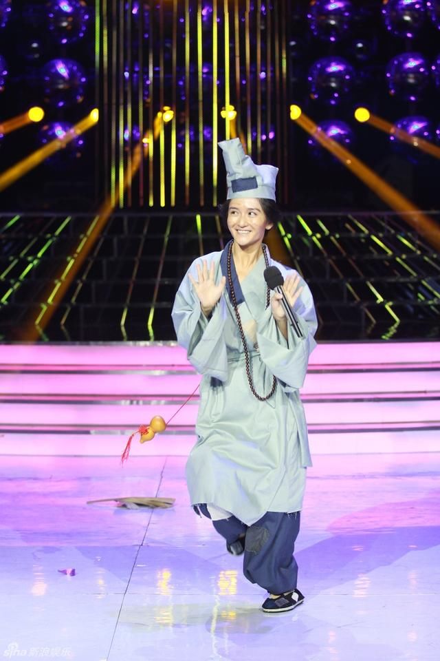 近日，娱乐圈知名人士揭秘谢娜一亿粉丝来源！网友：我也觉得好假