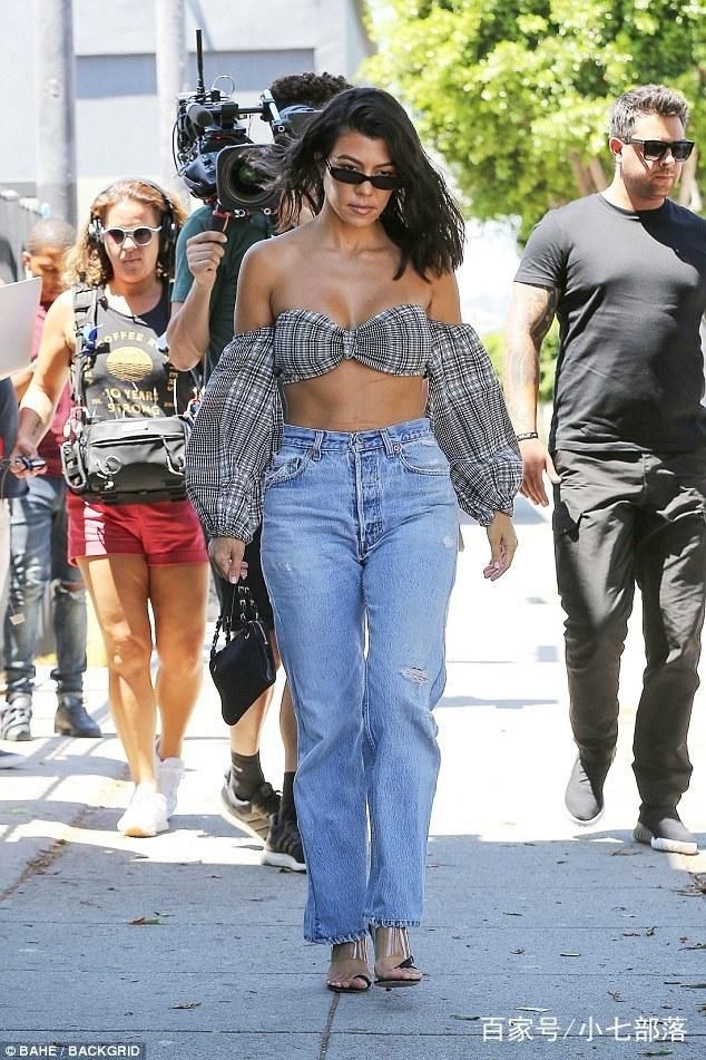 卡戴珊大姐穿蓝色高腰牛仔裤拉高身材，上衣的布料真是少到可怜！