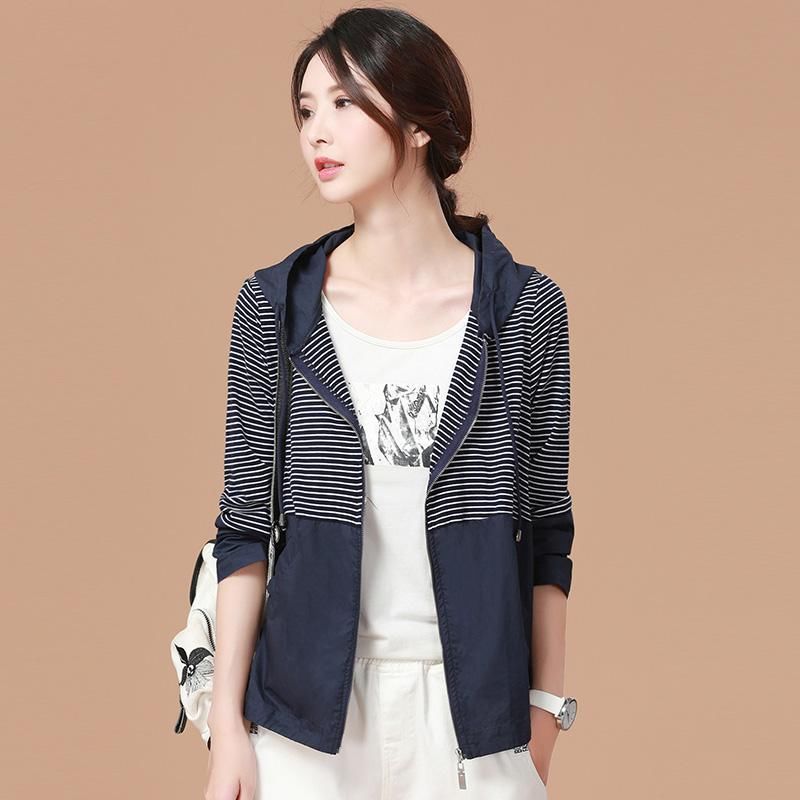 越来越多五六十岁的女人，爱穿这减龄外套，妈妈眼都不眨买了5件