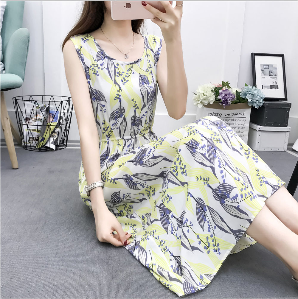 辣妹子喜欢这样穿，不但前凸后翘身材火辣，还洋气减龄妩媚动人