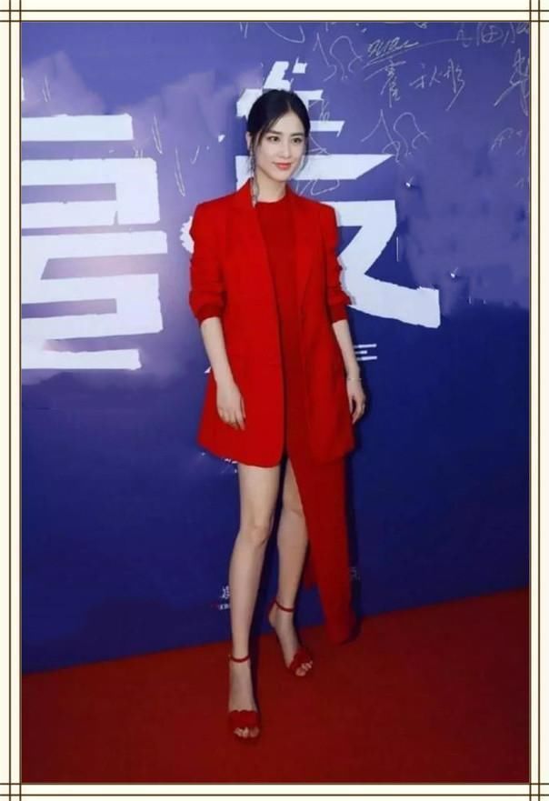 黄圣依真狠的下心!这么瘦的裙子也要硬穿进去,不想却勒出大宽胯